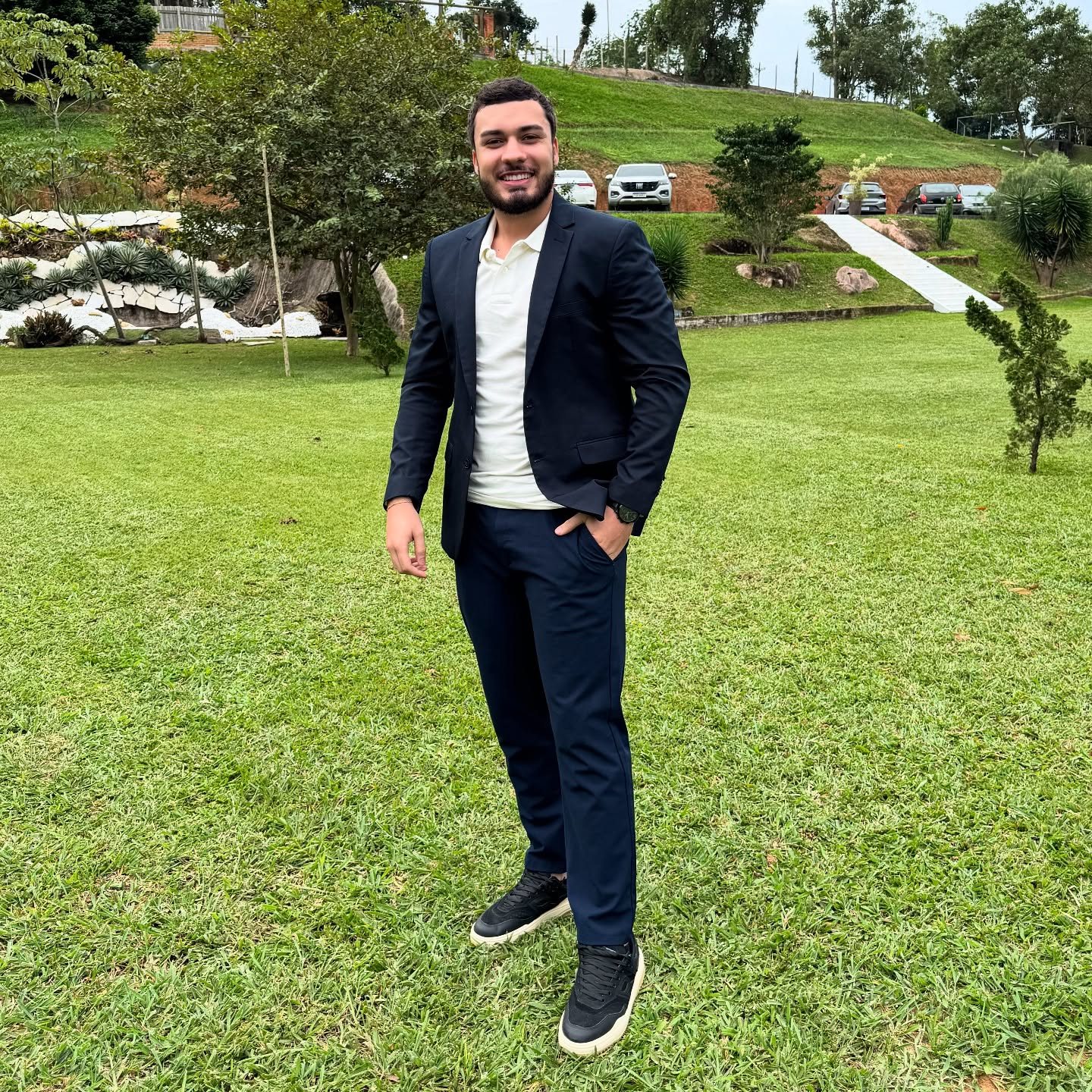 Dr. Pedro Delpupo de blazer azul-marinho sobre camisa branca, sorrindo, recortado do quadril para cima.